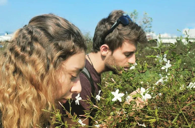 Couple explorant le jasmin grandiflorum en Inde